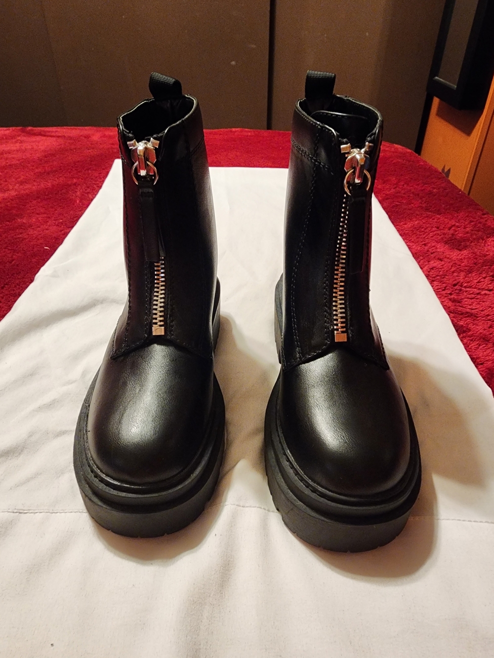 ARIZONA Women’s size 5. Black Front-Zip Platform Chelsea Boots